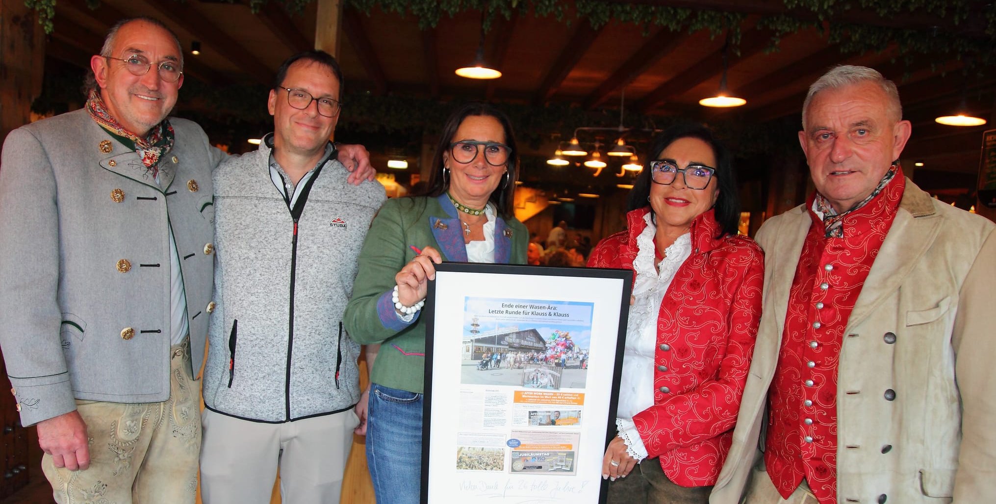 Von der SZ/BZ gibt es als kleines Abschiedsgeschenk eine gerahmte Zeitungsseite: Dieter Klauss, SZ/BZ-Redaktionsleiter Tim Schweiker, Ute Augenschein, Isolde Klauss und Werner Klauss (von links). Bild: Helmut Ulrich