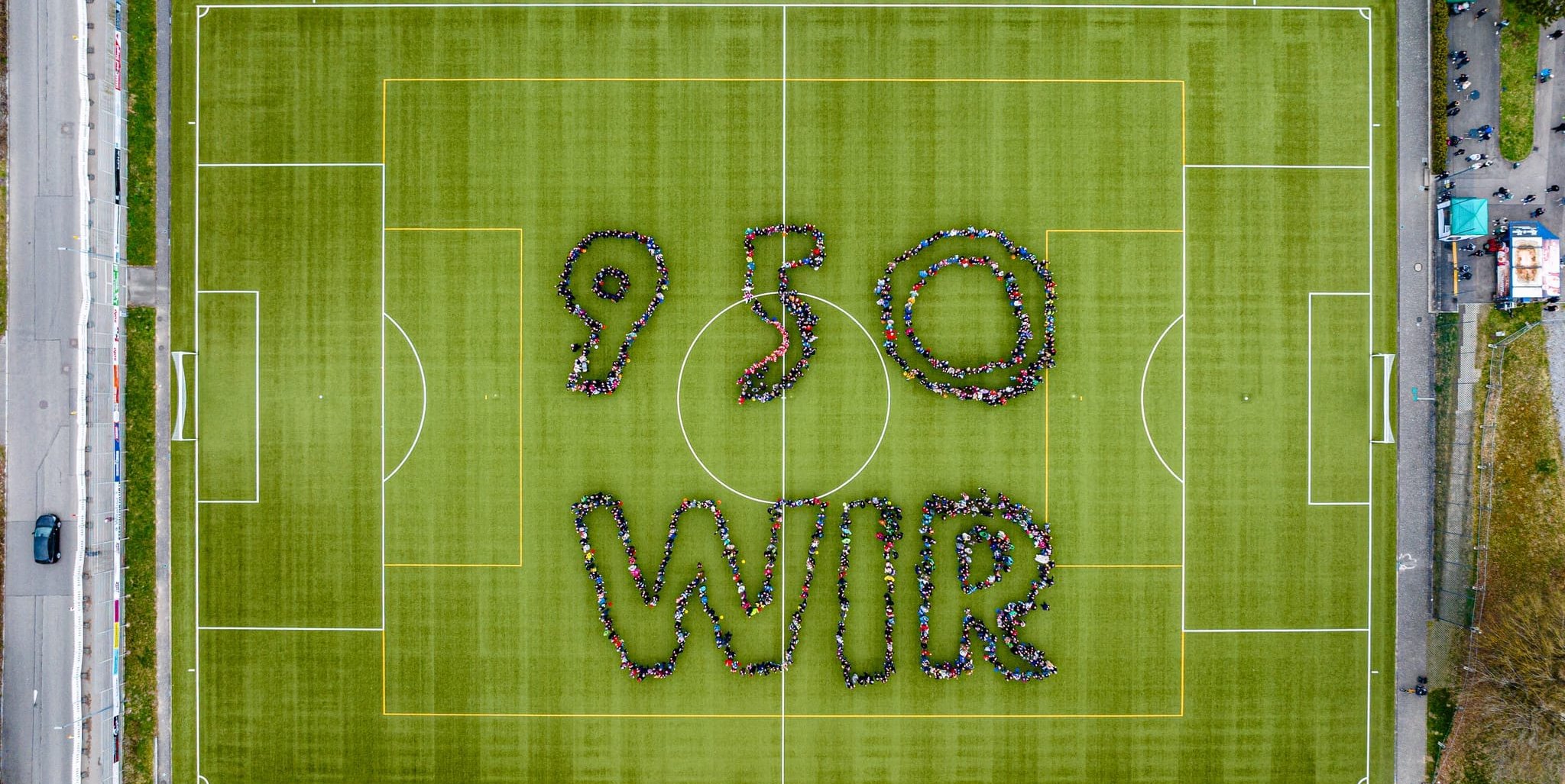 Über 950 Maichinger stellen im März im Allmendstadion das Maichinger Jubiläums-Logo „950 Wir“.