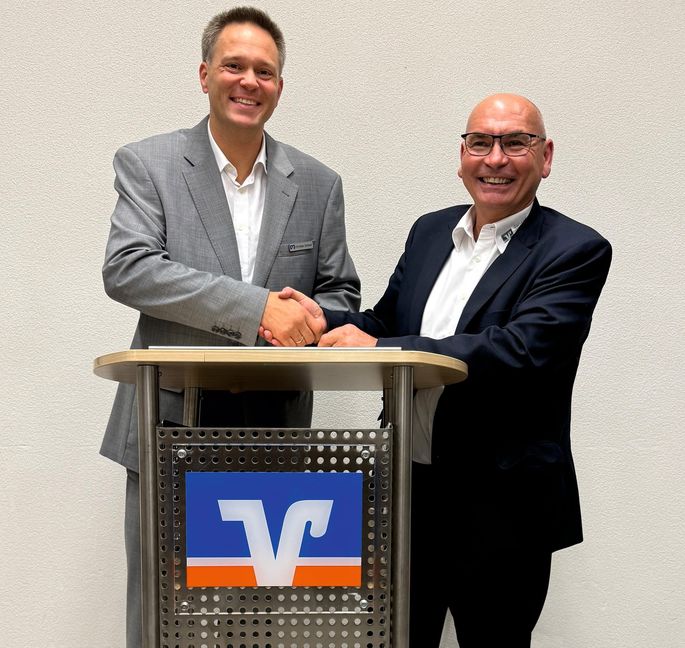 Der frischgebackene Vorstand Christian Schauer (links) übernimmt von Rainer Schäfer die Führung der Genoba Weil.