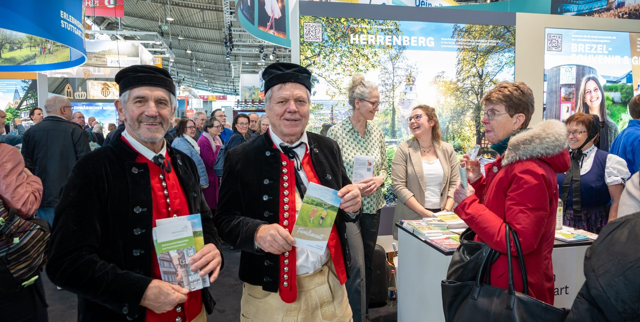 Neue Flyer legen Hermann Horrer und Karl-Heinz Schnell vom Kayher Heimatverein den Besuchern ans Herz.