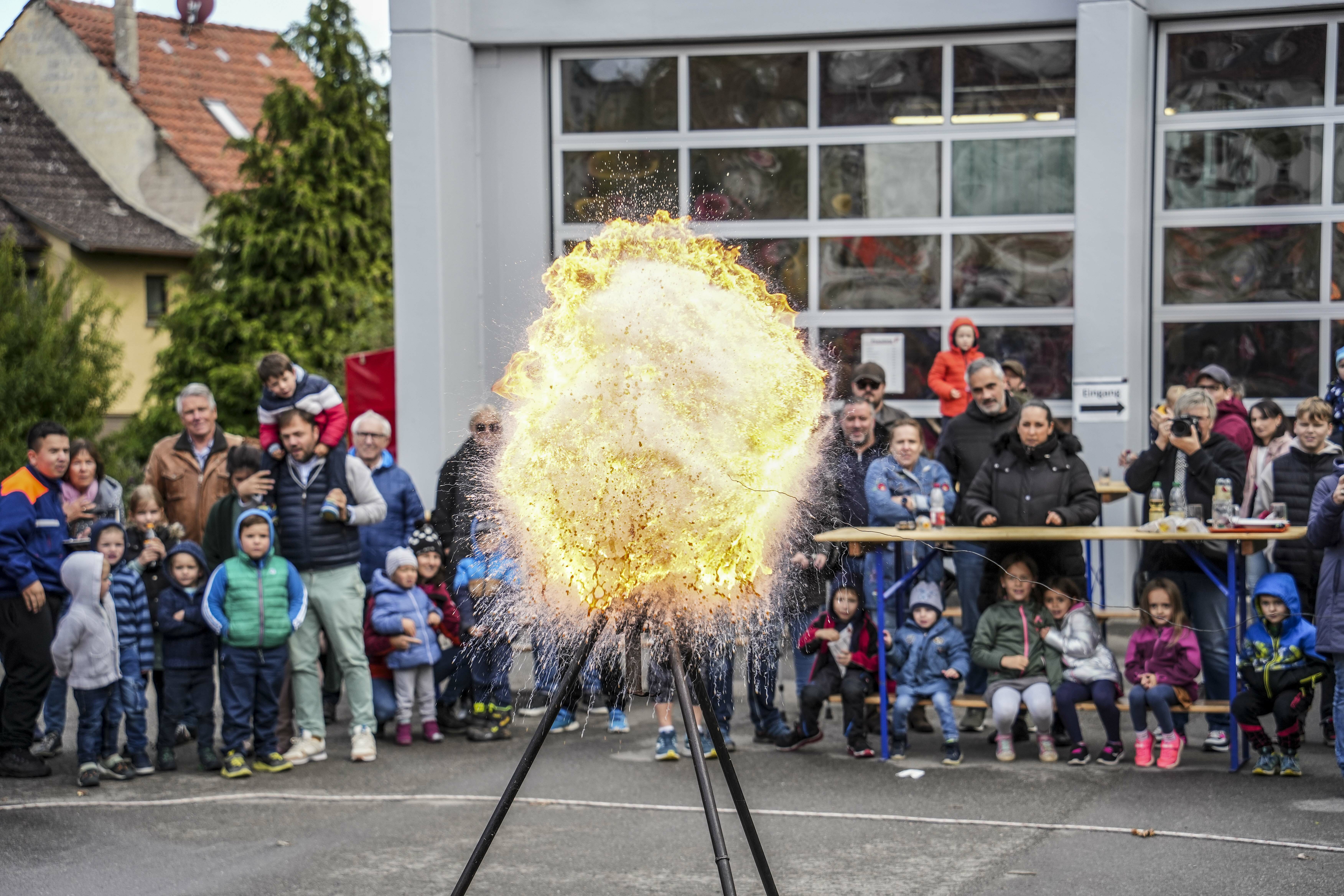 Immer wieder beeindruckend ist die Demonstration einer Fettexplosion. Beim Tag der offenen Tür bei der Darmsheimer Feuerwehr konnte dieses Spektakel hautnah erlebt werden.   Bild: Dettenmeyer