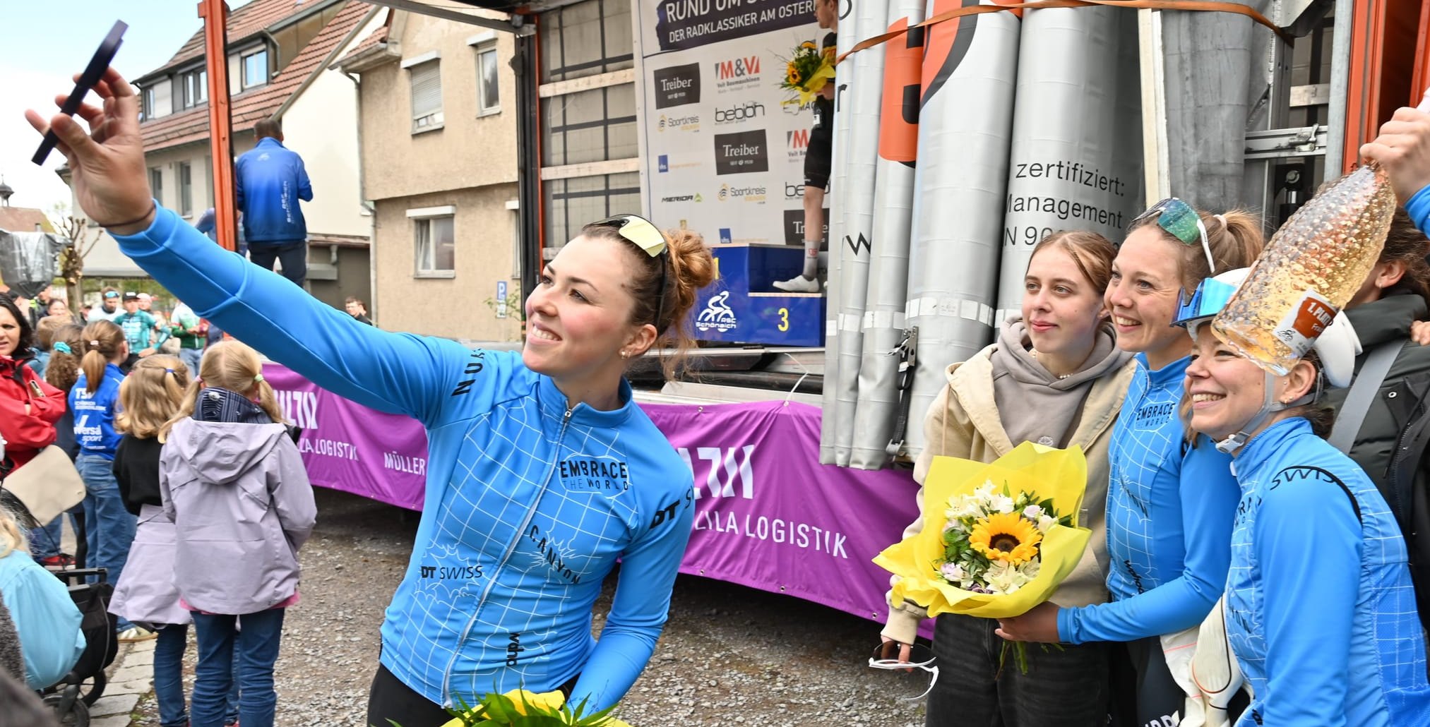 Der Spaß mit der Mannschaft ist Lisa Klein wichtig. Da greift die Olympiasiegerin auch schnell mal fürs Selfie zum Handy.  Bild: Reichert