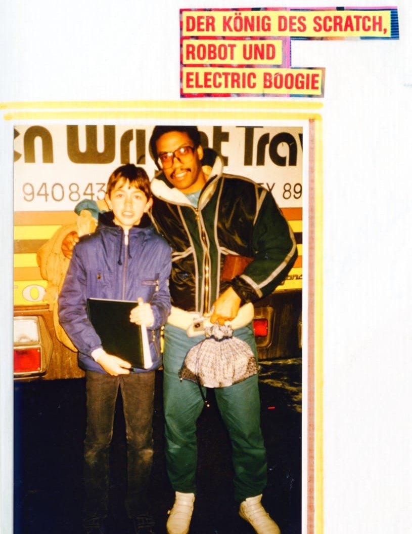 Herbie Hancock posiert im Januar 1984 mit dem jungen Autogrammsammler Andreas Henkel für ein Foto.