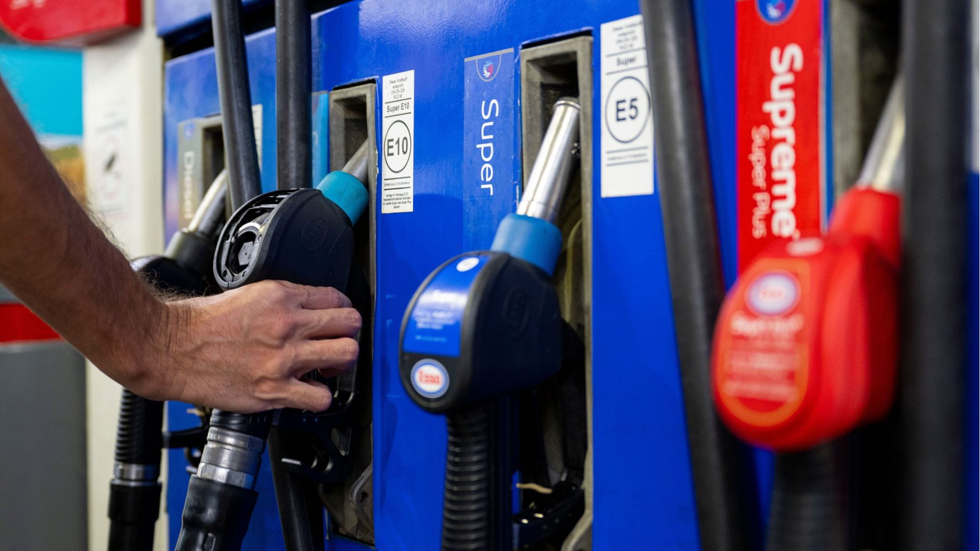 Auf das Timing kommt es an: Wer tanken will, sollte auf den richtigen Tag und die passende Uhrzeit achten.