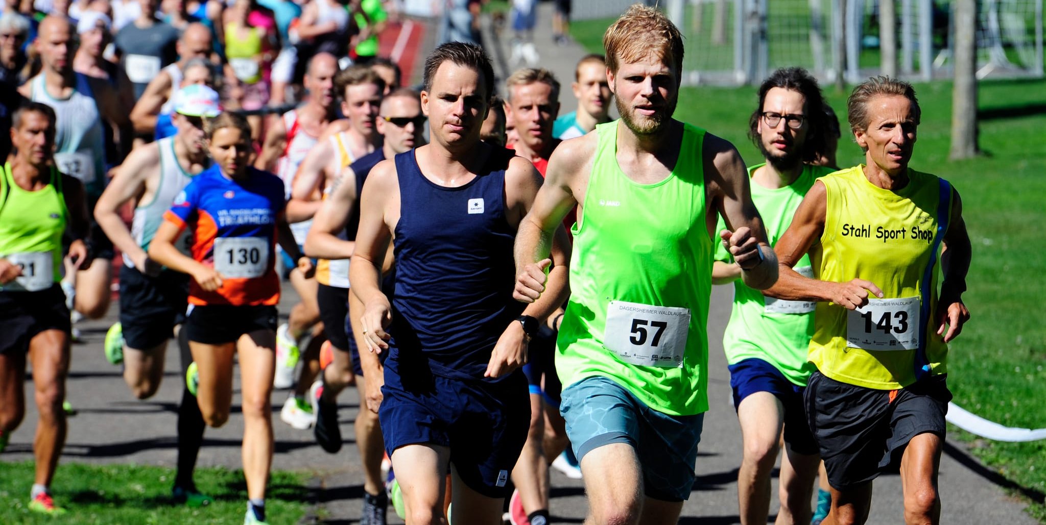 Beim Start im Stadion waren die Läufer beim Dagersheimer Waldlauf noch alle zusammen. Bild.: photostampe