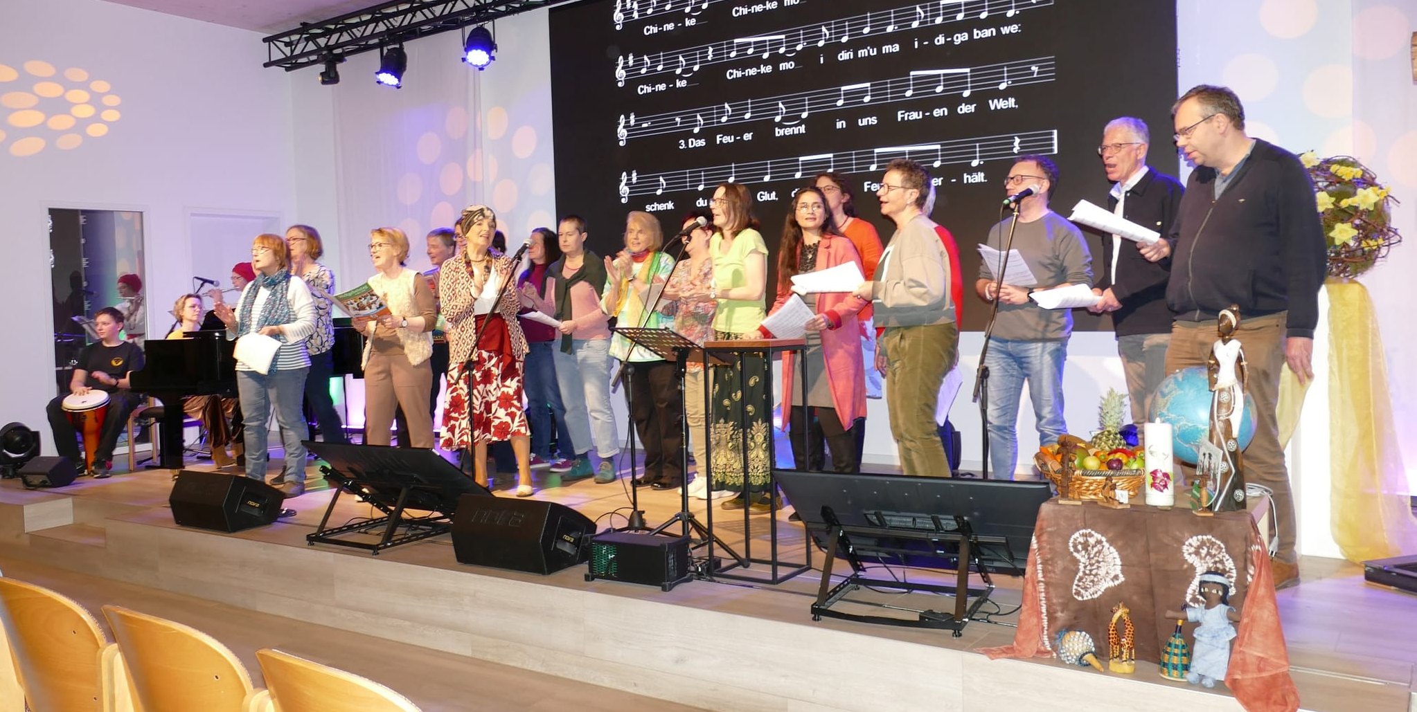 Im Saal des gastgebenden Christuszentrums wurde gebetet und gesungen.