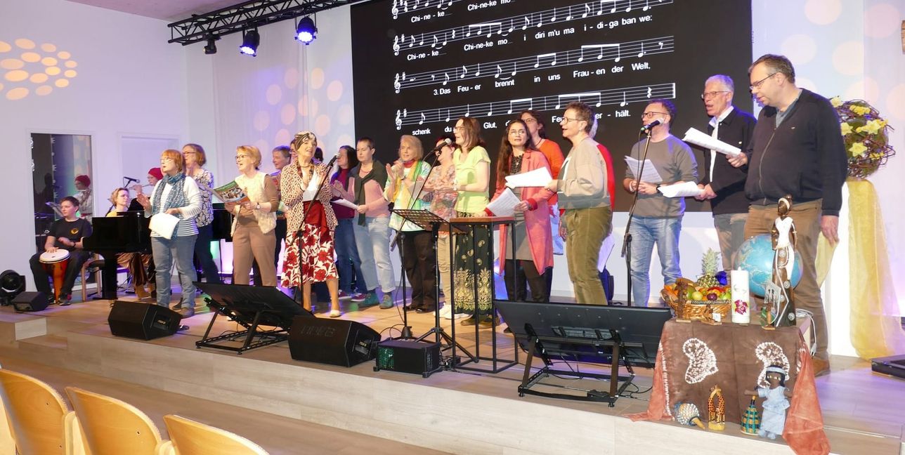 Im Saal des gastgebenden Christuszentrums wurde gebetet und gesungen.