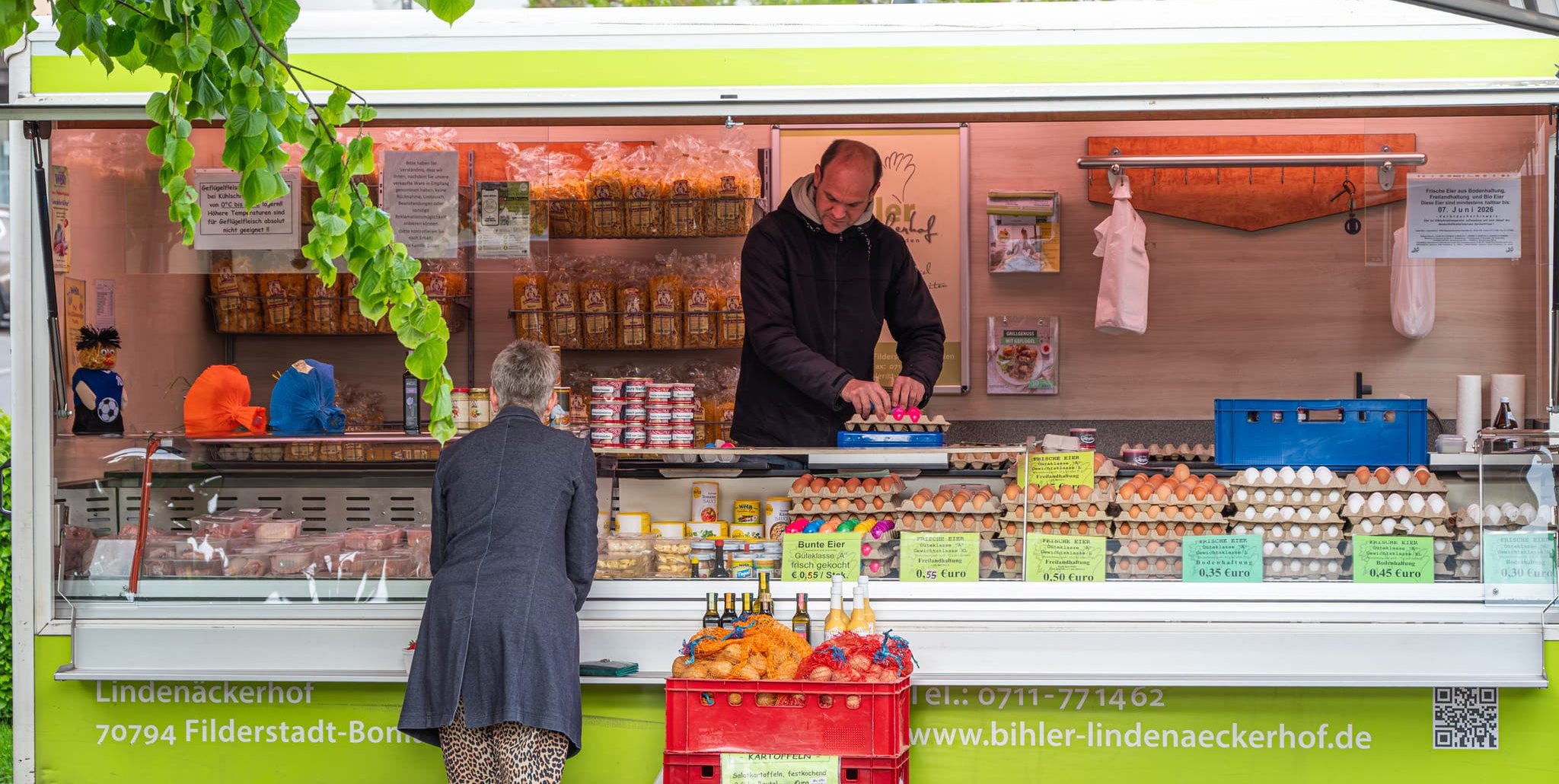 Mit Eiern und Geflügel ist der Bihler-Lindenäckerhof  auf dem Markt vertreten.