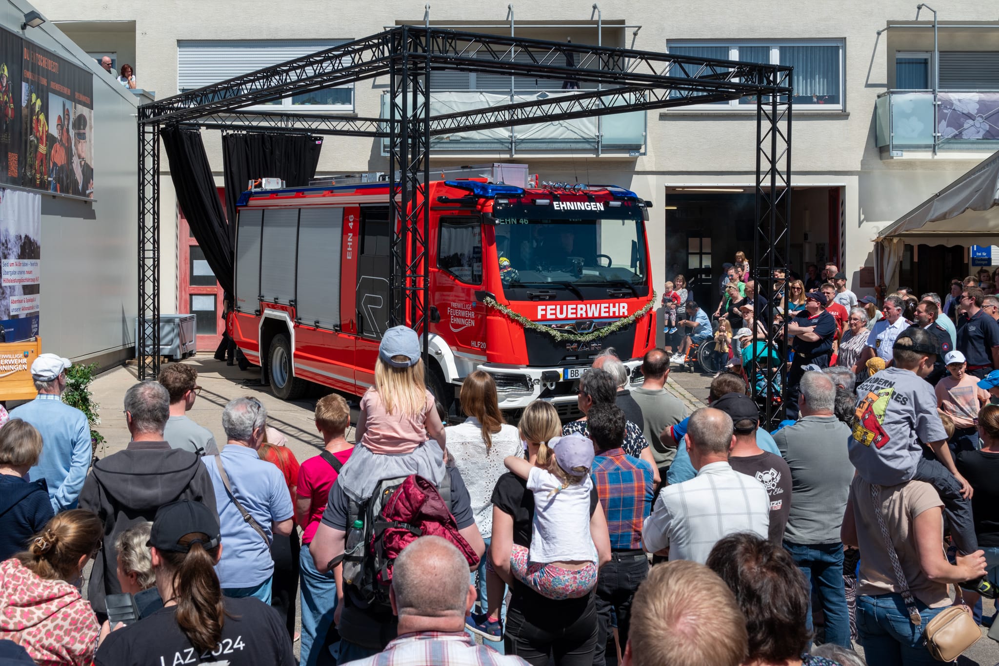 Großes Interesse bei der Präsentation des neuen Feuerwehrfahrzeugs HLF 20.