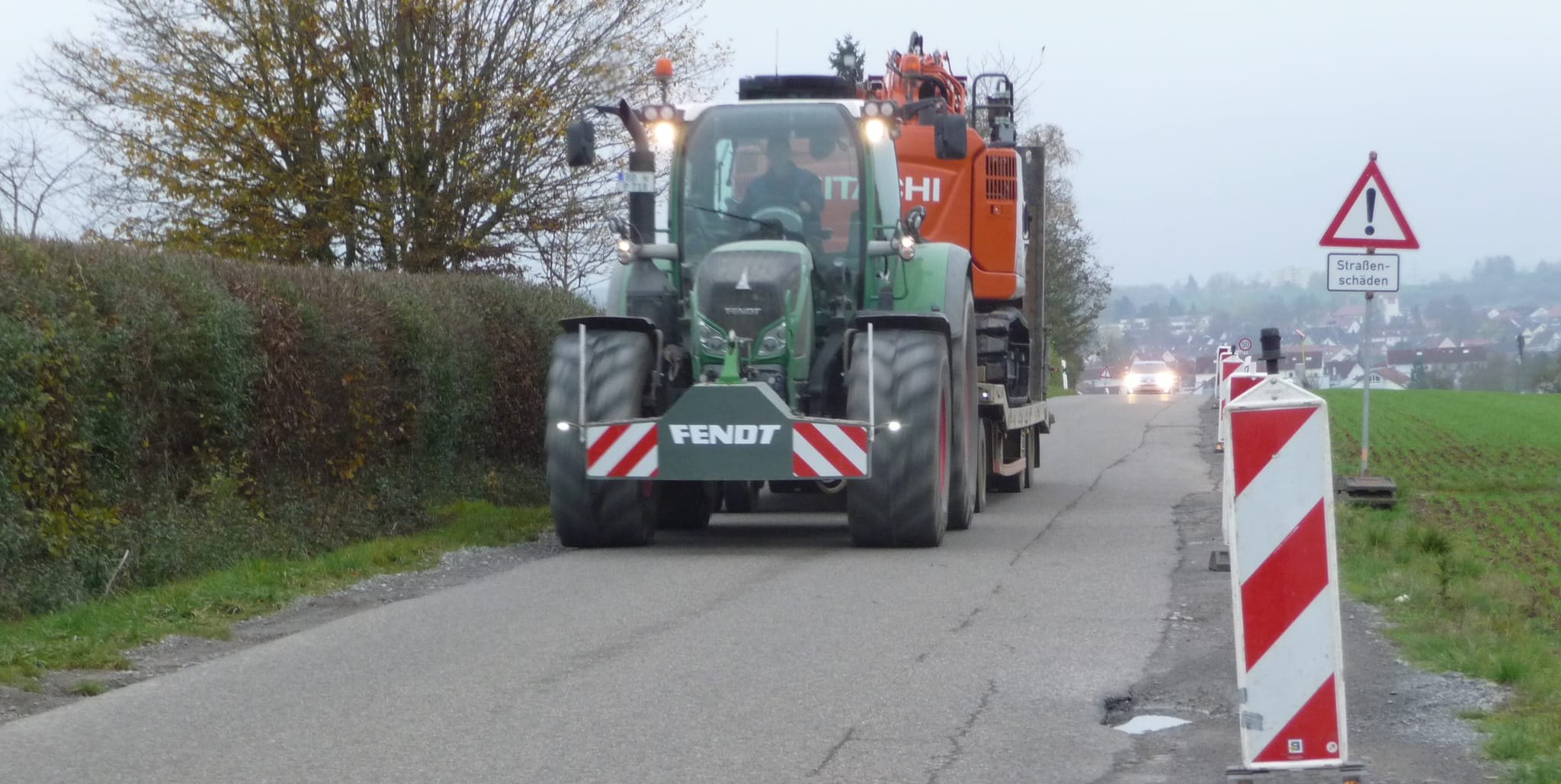 Warnbaken sollen derzeit am Magstadter „Eierpass“ verhindern, dass Autos durch die Löcher im Seitenstreifen holpern.