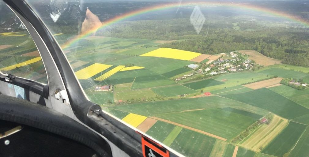 Die Welt zu Füßen. Ein Foto aus dem Cockpit eines Segelflugzeugs. Bild: z