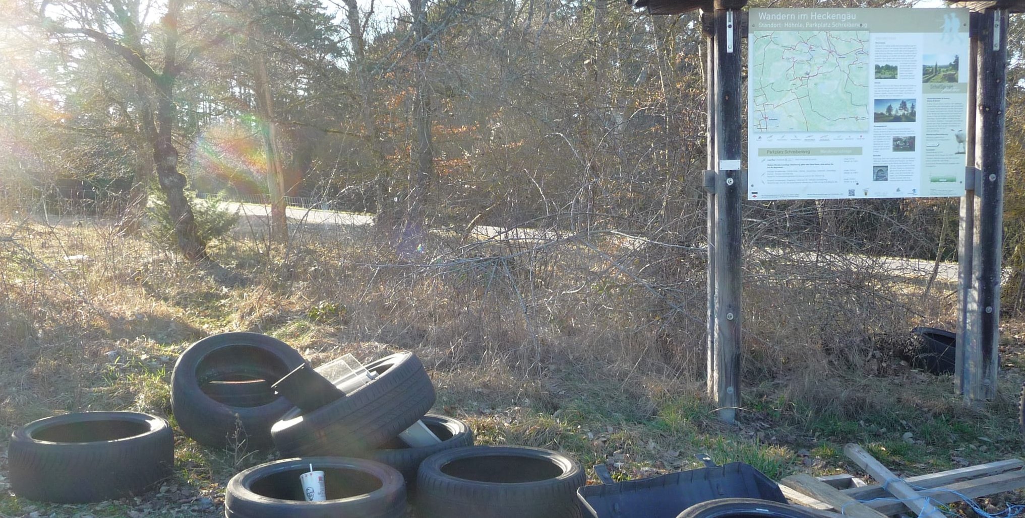 Müllsünder haben auf dem Wanderparkplatz auch Altreifen und Kompletträder abgeladen.