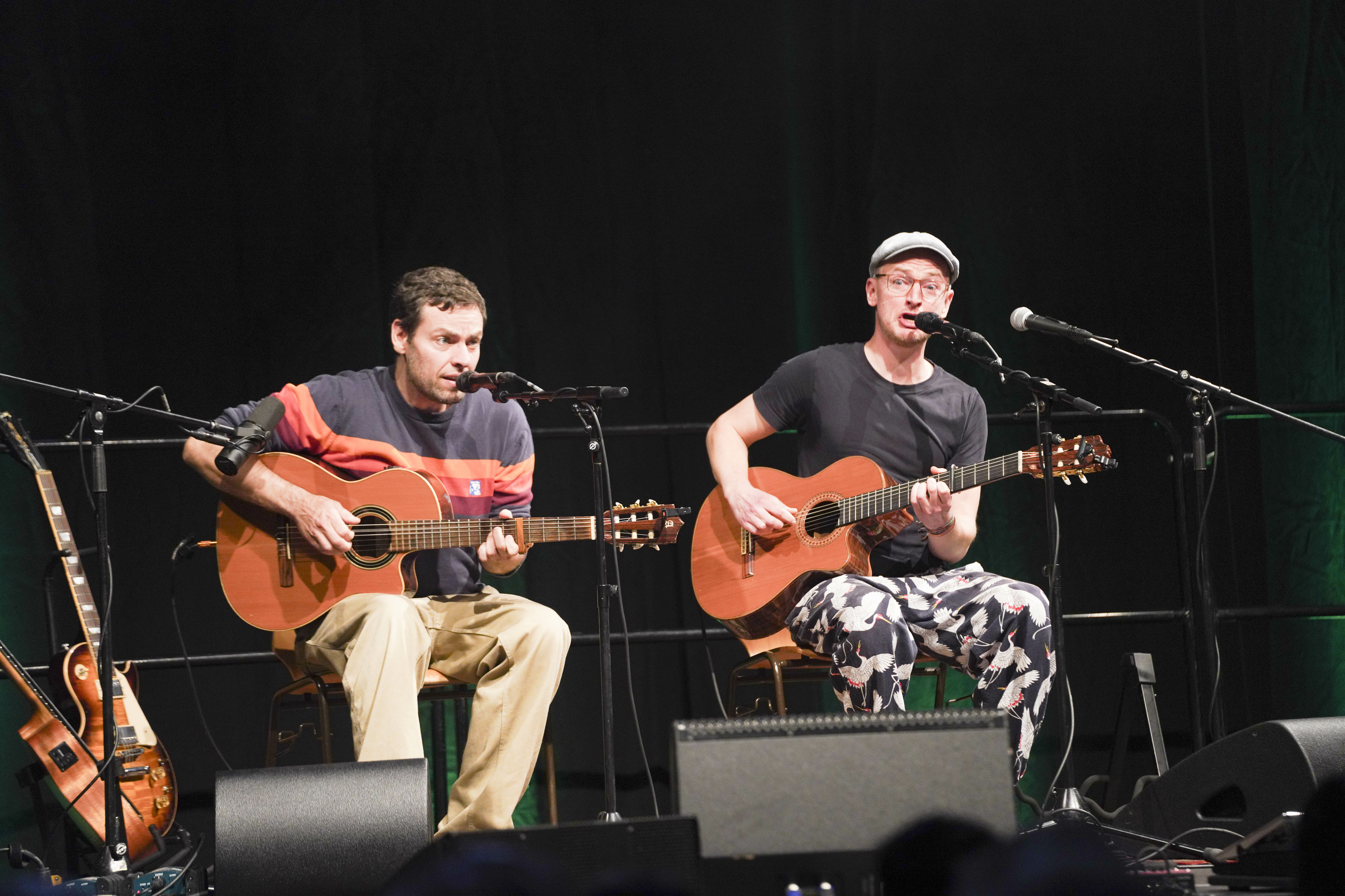 Simon Eickhoff und Jan Traphan nennen sich als Duo "Simon & Jan", auf auf der Bühne im Sindelfinger Glaspalast.  Bild: Dettenmeyer