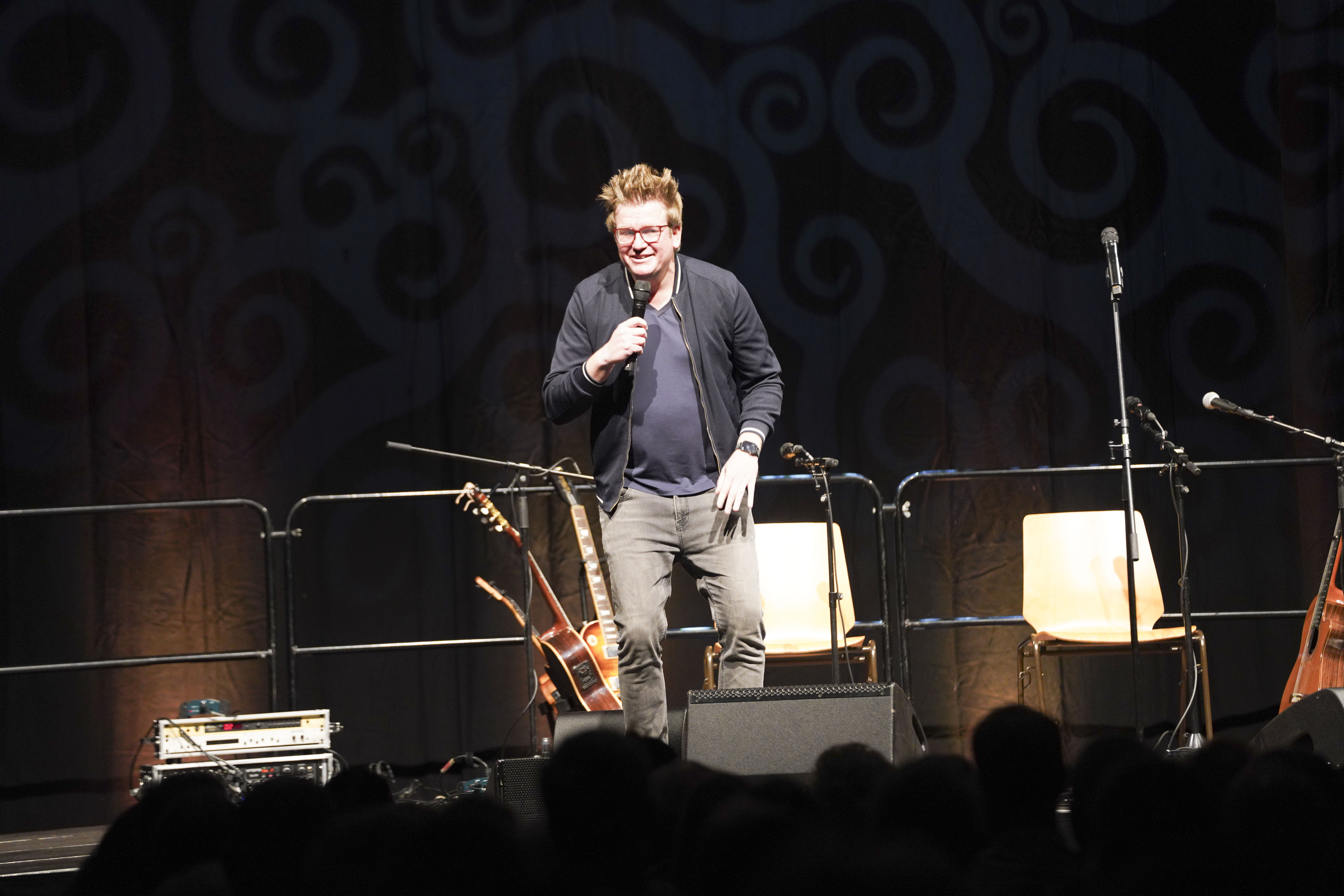Mit der Parodie von Prominenten punktet Stand-up-Comedian Thorsten Bär, so auch bei "Südkurve lacht".   Bild: Dettenmeyer
