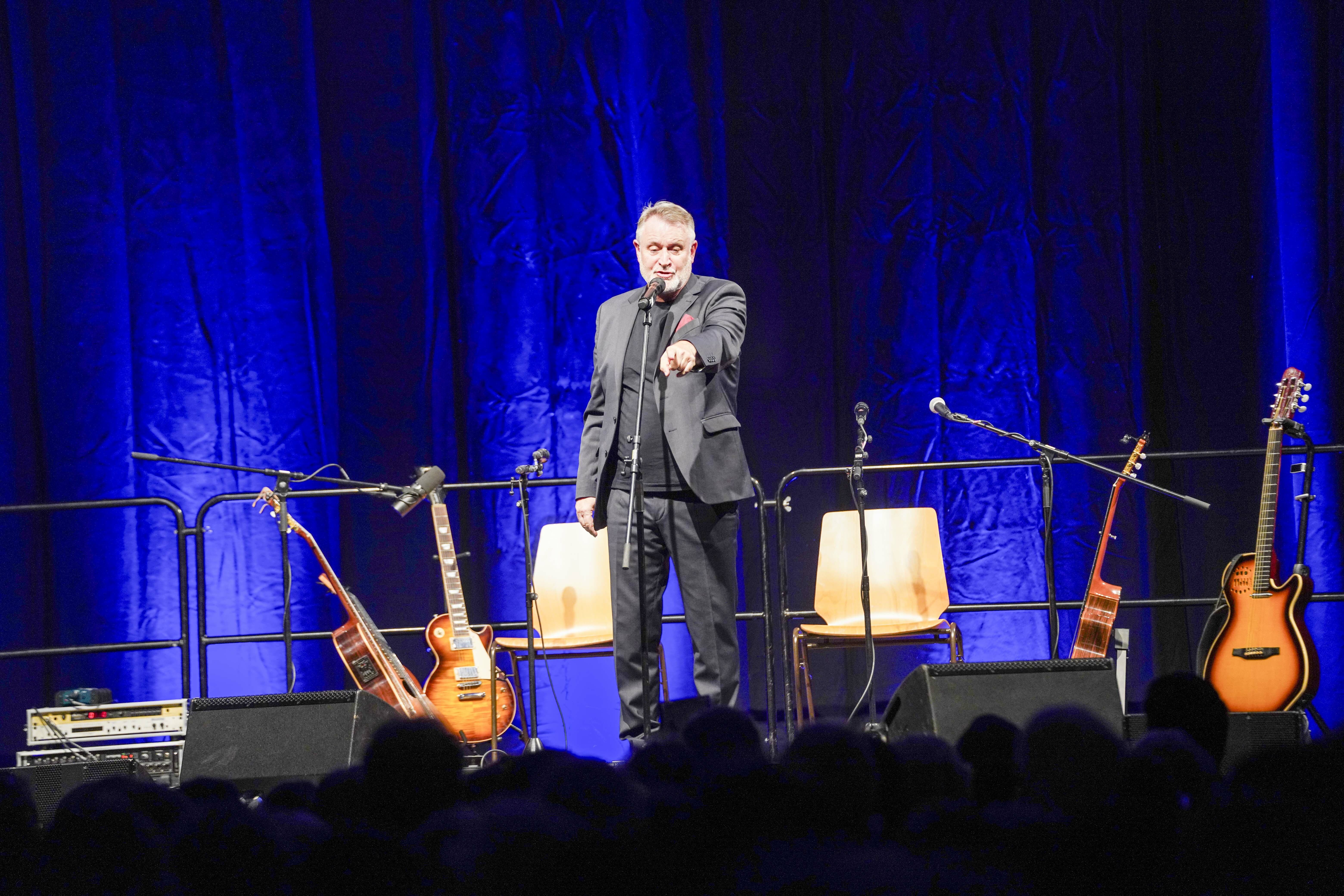 Ernst Mantel, seinerzeit bei der Kleinen Tierschau und seit vielen Jahren im Duo "Ernst & Heinrich" unterwegs, war im Sindelfinger Glaspalast zu Gast.    Bild: Dettenmeyer