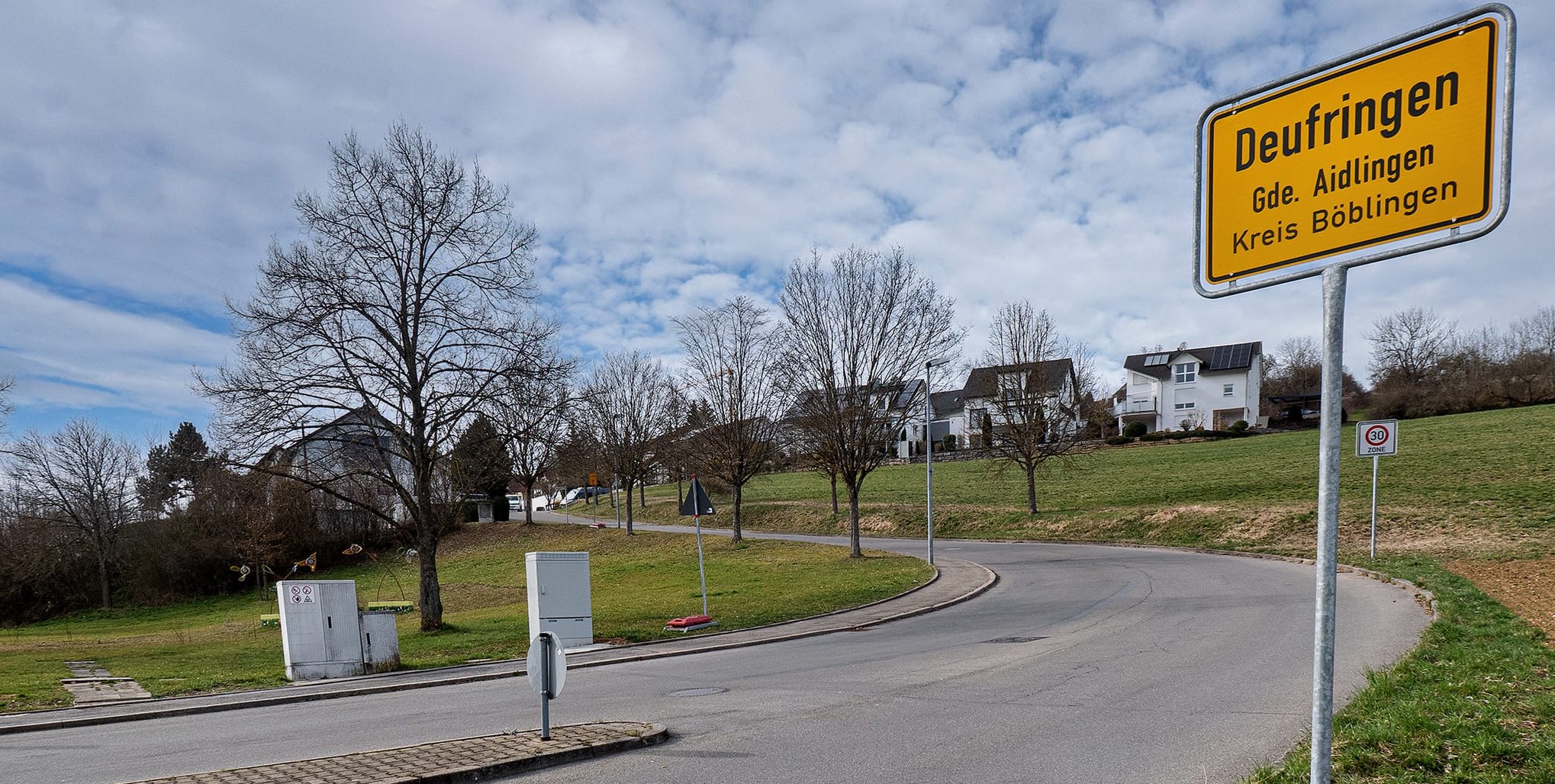 Auch das Regenüberlaufbecken n der Talstraße in Deufringen beim Abzweig nahe dem Feuerwehrhaus wird saniert. Zu sehen sind nur die Schaltschränke. Bild: Richter