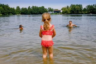 Immer mehr Kinder in Deutschland sind Nichtschwimmer. Laut DLRG-Studie hat über die Hälfte kein Schwimmabzeichen. Was das über Schulen, Eltern und Politik aussagt.