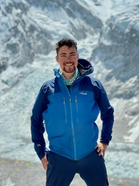 Paul Kohler vor dem Eisfall und dem Basislager.    Bild: z