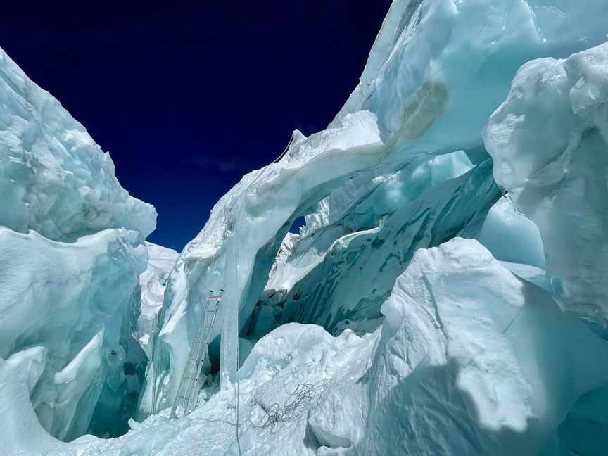 Eine kritische Stelle im Eisfall.   Bild: z