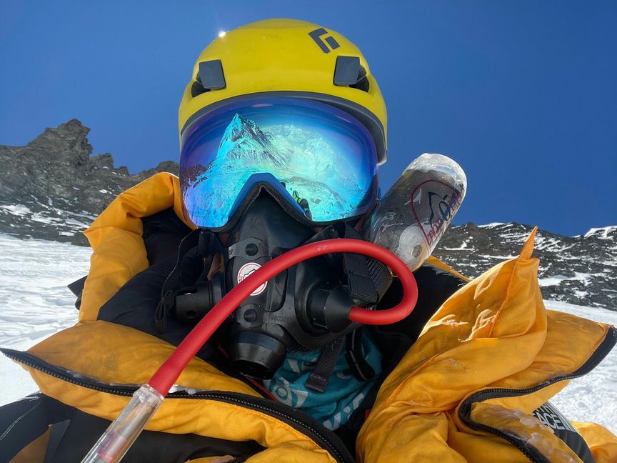 Beim Gipfelsturm spiegelt sich in der Maske der Mount Everest.   Bild: z