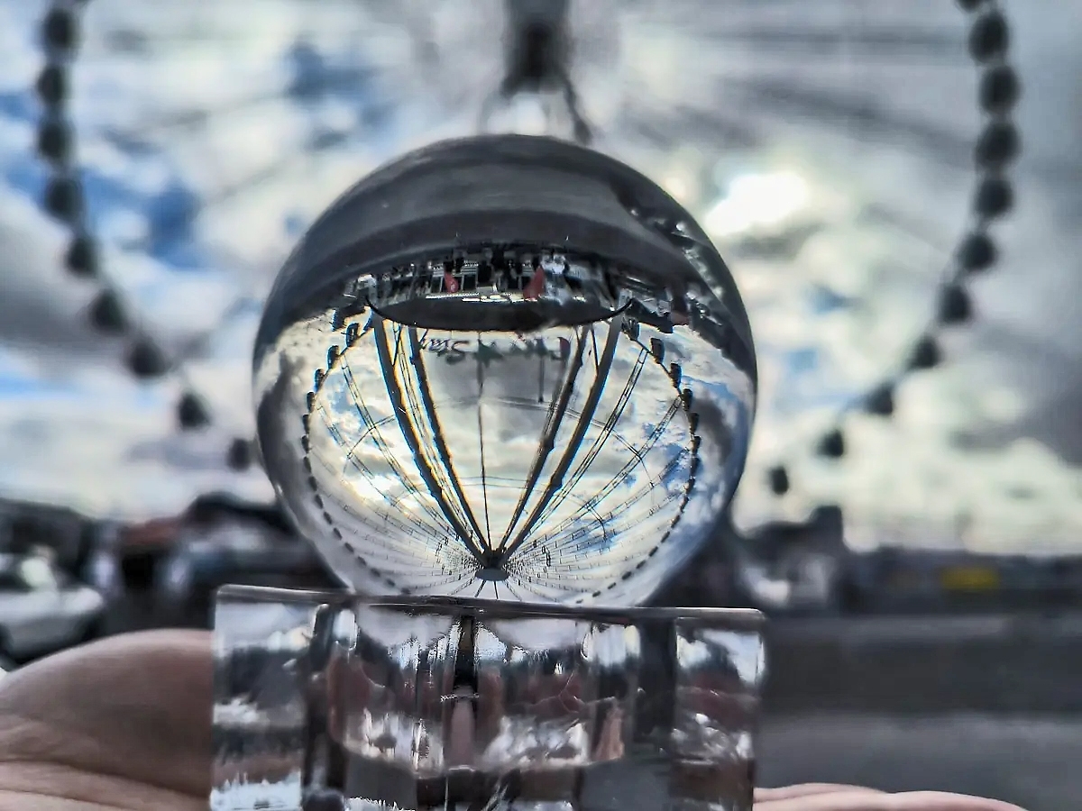 In die Glaskugel schauen? Unser Fotograf Frank Dettenmeyer kann das. Hier hat er im Sommer 2023 das Riesenrad auf dem Flugfeld entdeckt. Bild: Dettenmeyer