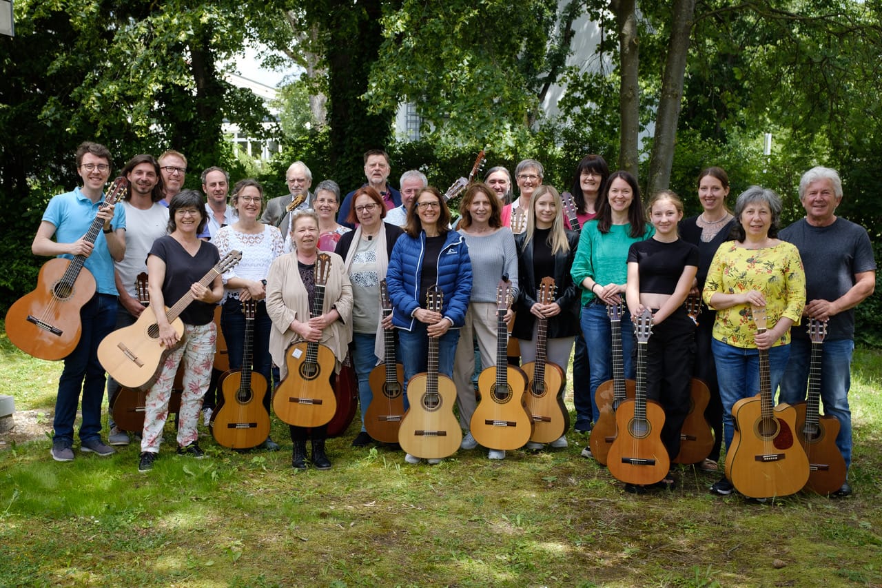 Die Musikerinnen und Musiker mit ihren Gitarren. Weil Gitarren zu den Zupfinstrumenzen zählen, heißensie „Zupforchester“.