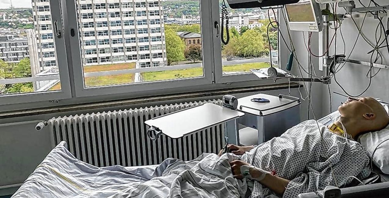 John Müller bettlägrig in der Klinik.