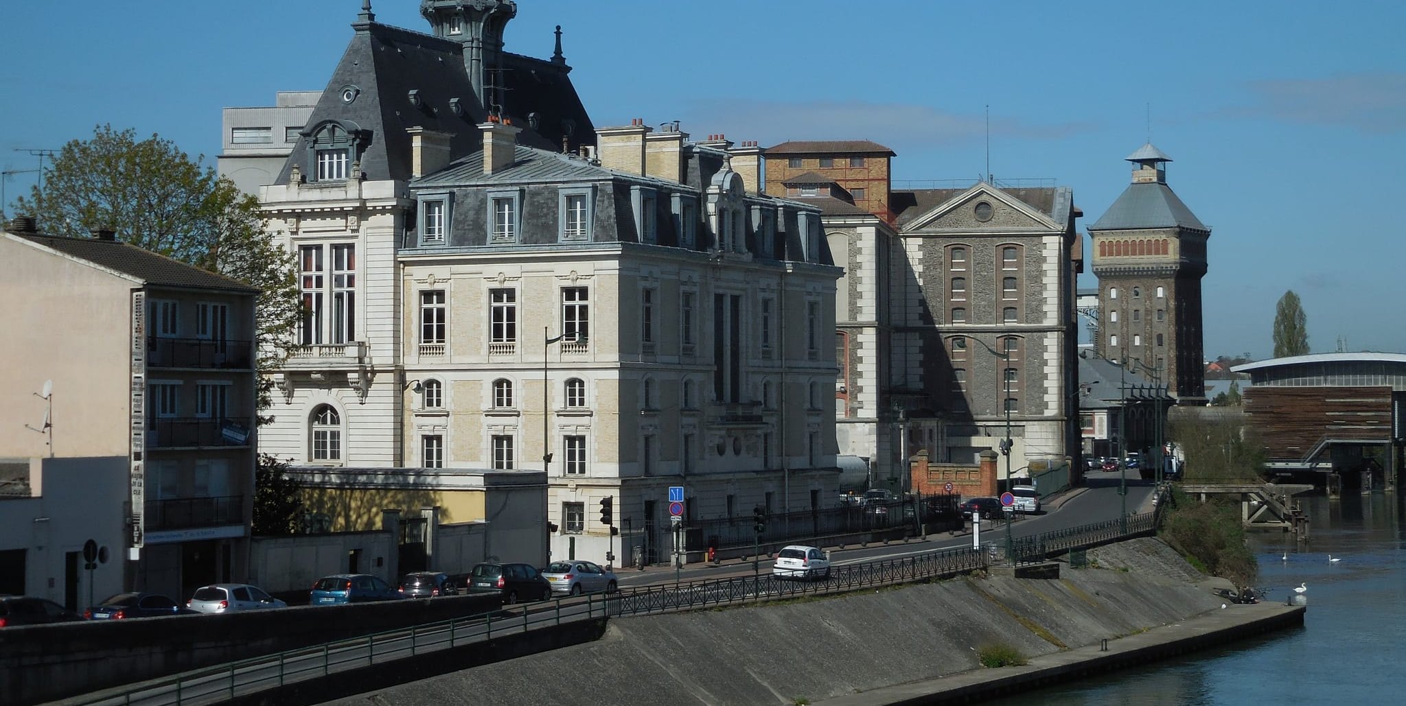 Das historische Rathaus von Corbeil-Essonnes neben den großen Getreidemühlen am Ufer der Seine im Süden von Paris.