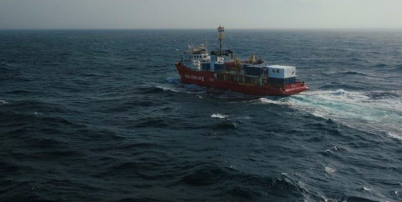 Der Film von Max Ahrens und Maik Lüdemann ist in Kooperation mit Seenotrettungsorganisationen wie Sea Eye und Sea Watch entstanden.