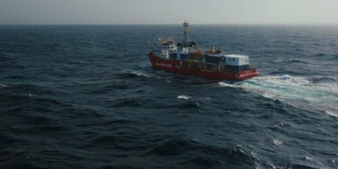 Der Film von Max Ahrens und Maik Lüdemann ist in Kooperation mit Seenotrettungsorganisationen wie Sea Eye und Sea Watch entstanden.