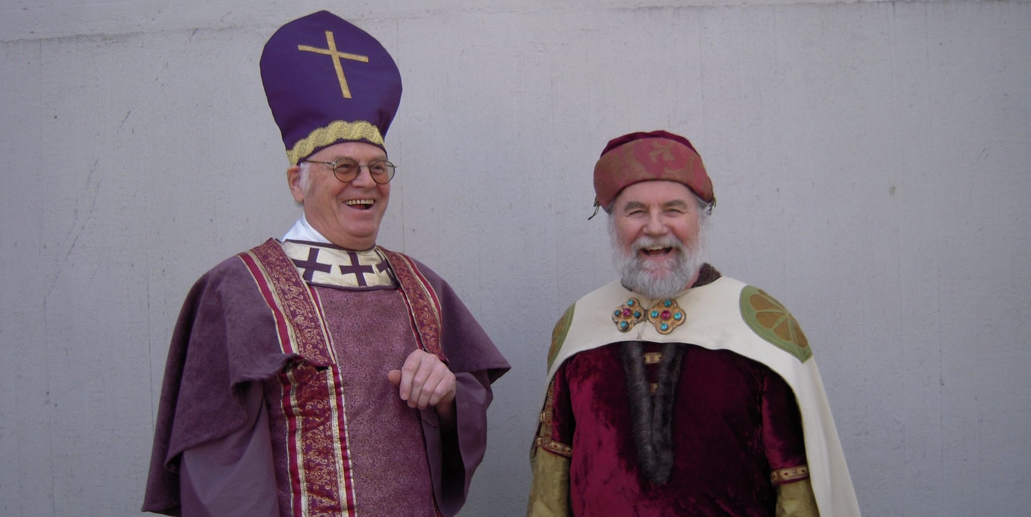 Klaus Philippscheck (links) schlüpft gern in historische Rollen. Mit seinem Pädagogen-Kollegen Ulrich von der Mülbe (rechts) wirft er sich für das Stadtjubiläums-Video „Sindolfs Traum“ 2013 in Schale für das Multi-Media-Spektakel auf dem Marktplatz Der ehemalige Lehrer gehört zu den entscheidenden Personen, die 2015 die erste Sindelfinger Biennale ermöglicht haben.