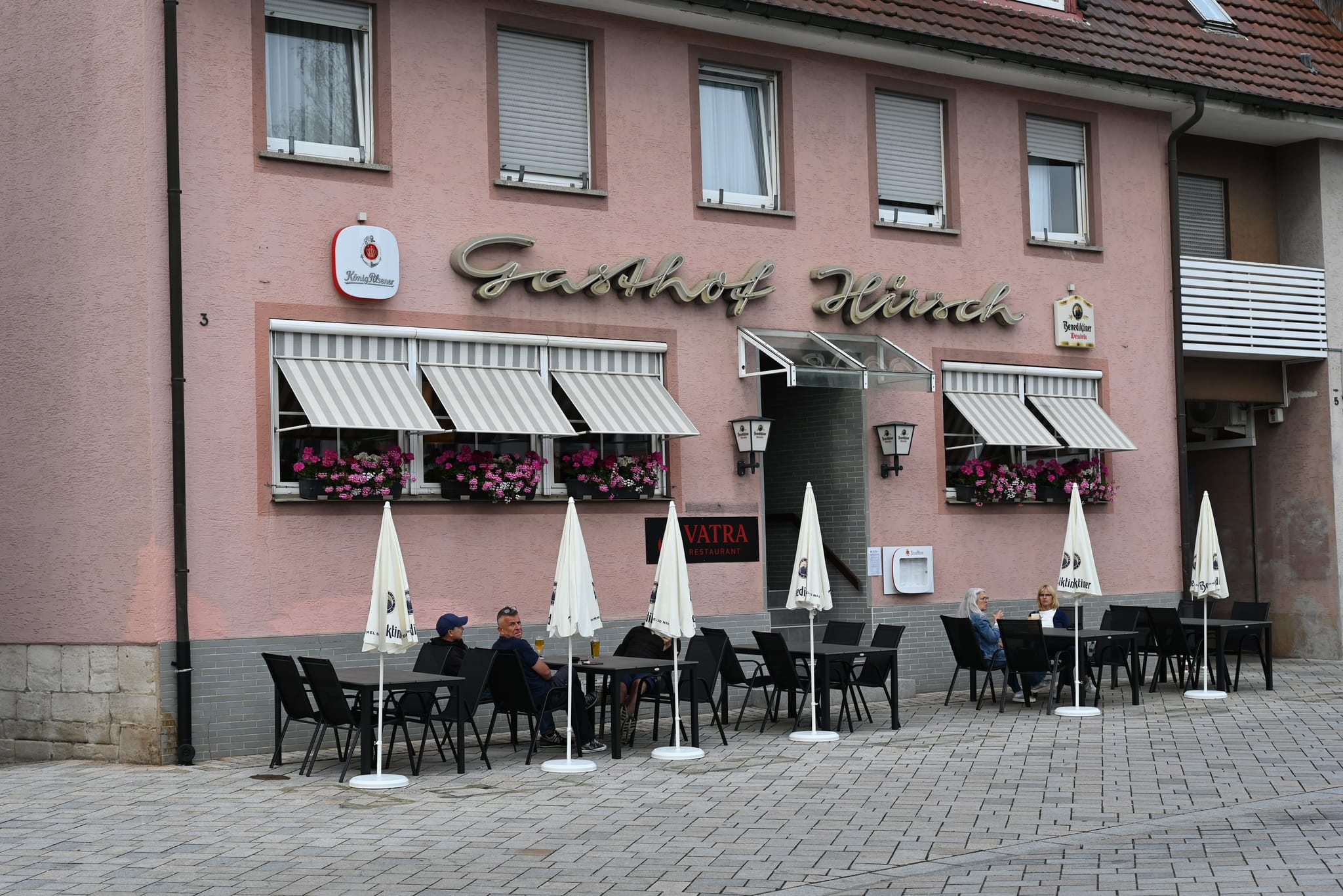 Die Außengastronomie am Magstadter Gasthof Hirsch (Restaurant Vatra) auf einem drei Meter breiten Streifen entlang der Alten Stuttgarter Straße. Bild: Reichert
