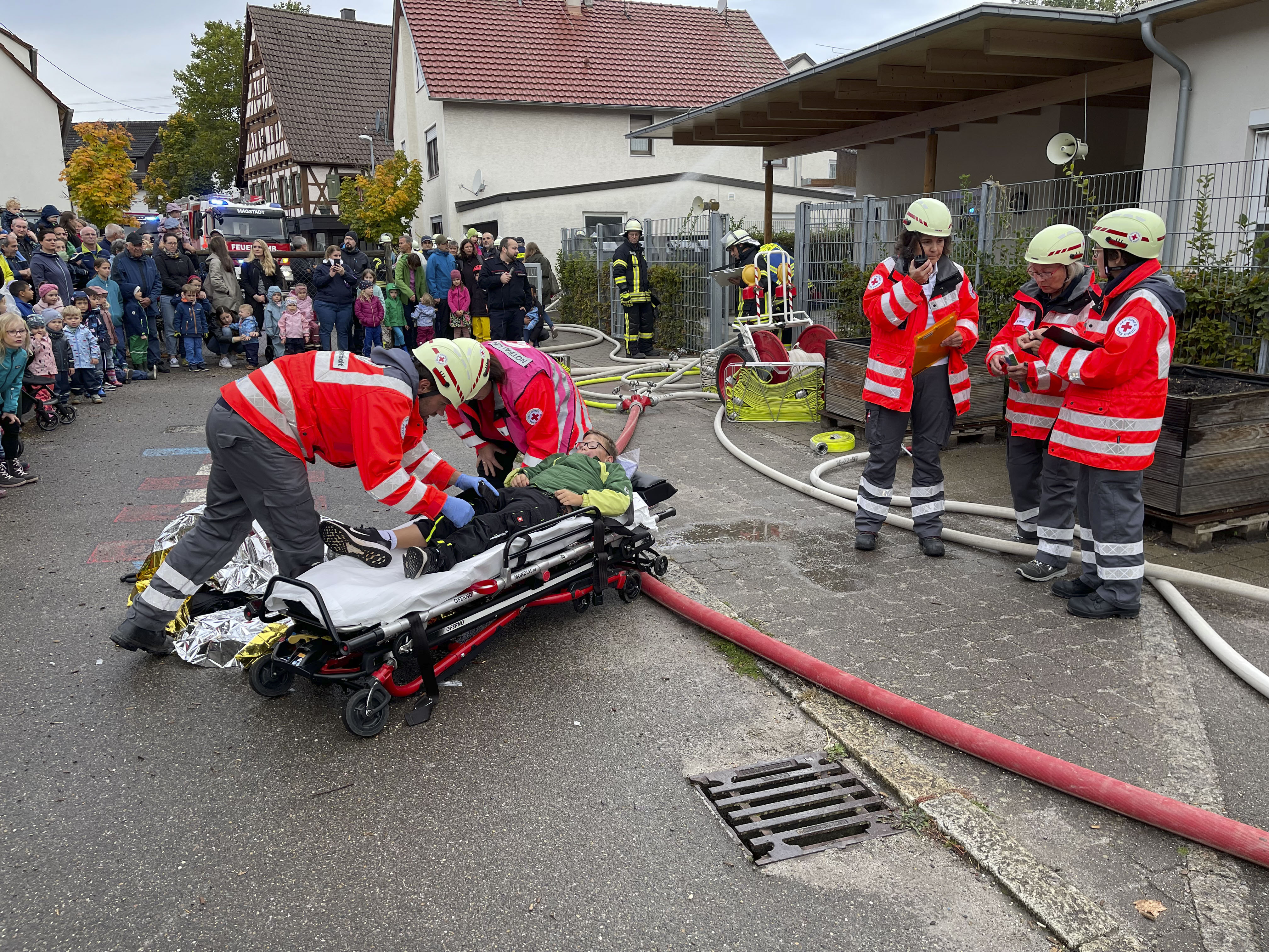 Zum Glück nur eine Übung: Die Jugendfeuerwehr der Magstadter Feuerwehr hat bei der Hauptübung betroffene Kinder dargestellt. Aber niemandem ist etwas passiert.     Bild: Dettenmeyer