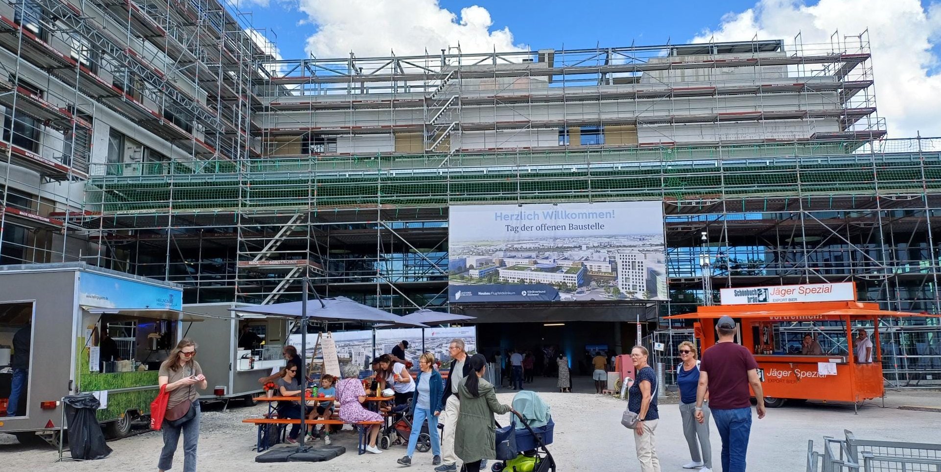 Beim Tag der offenen Baustelle besichtigten die Besucher die Großbaustelle.
