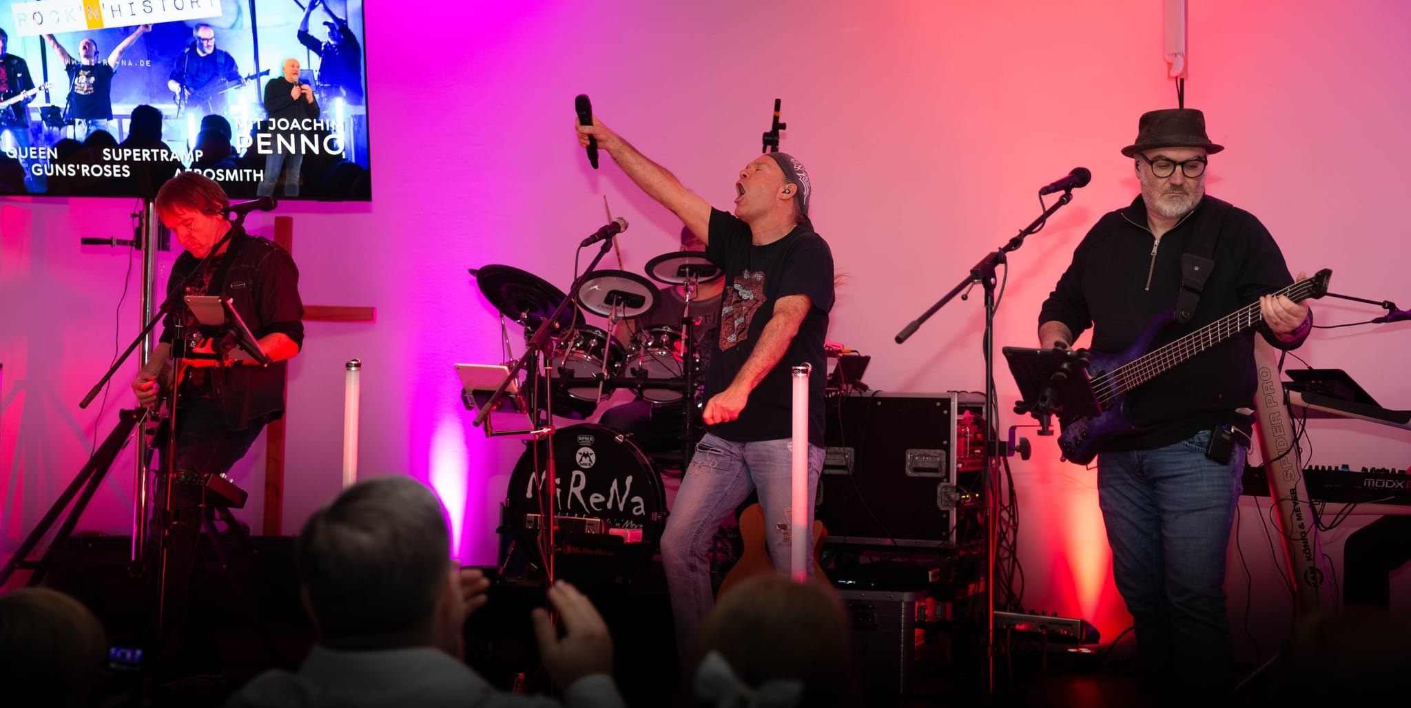 Die Band Mirena bringt mit Rockklassikern Stimmung ins evangelische Gemeindehaus in Ehningen.