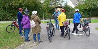 Radspaß-Kurs in Böblingen: Steffen Sachs (Bildmitte) zeigt, worauf es beim Pedelec-Fahren ankommt.