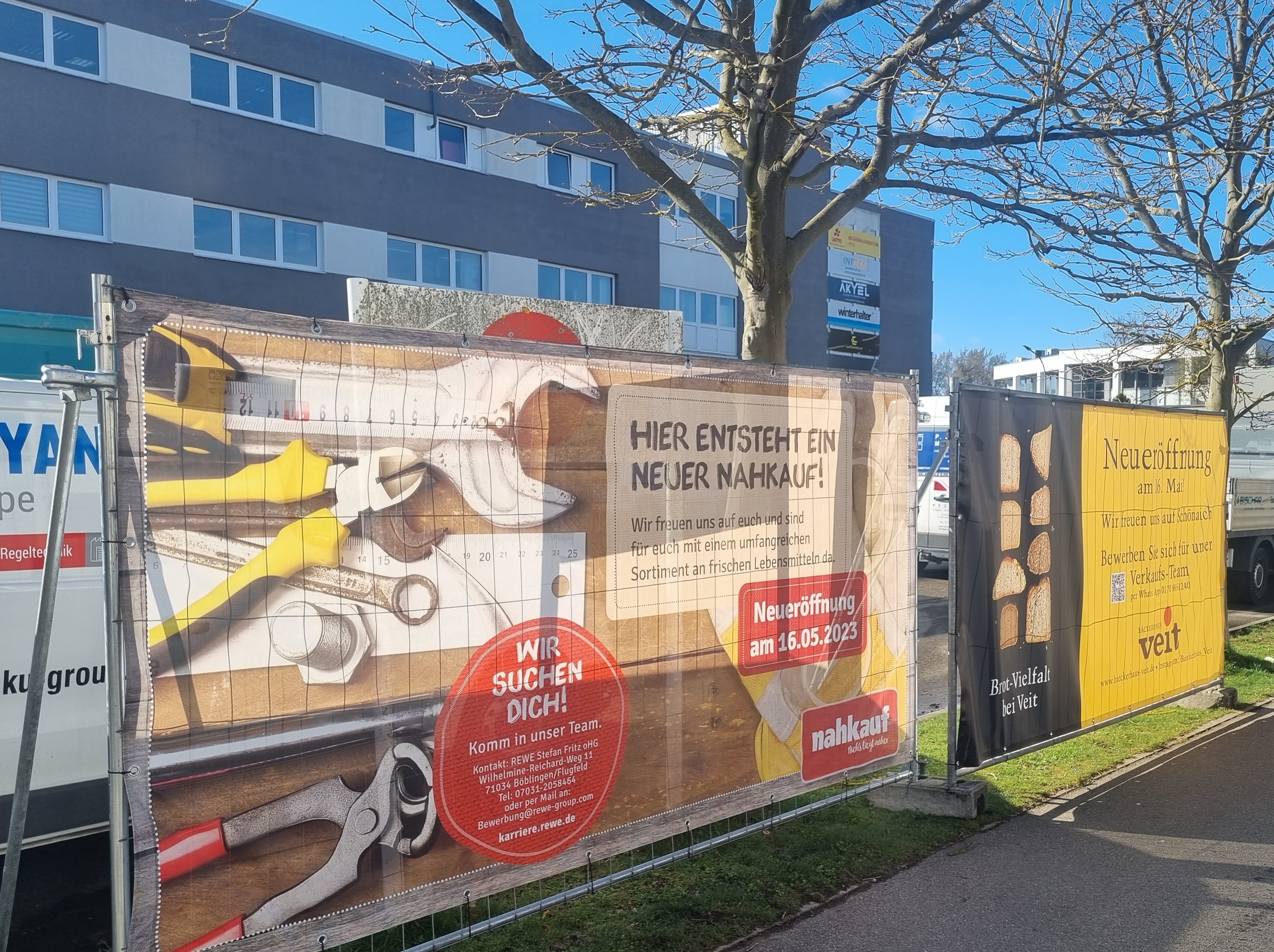 Im Vogelsang im Schönaicher Gewerbegebiet stehen dort, wo bis Mitte Februar Gentile Gusto beheimatet war, Banner, die darauf hinweisen, dass an gleicher Stelle ein Nahkauf eröffnen wird. Bild: Hamann