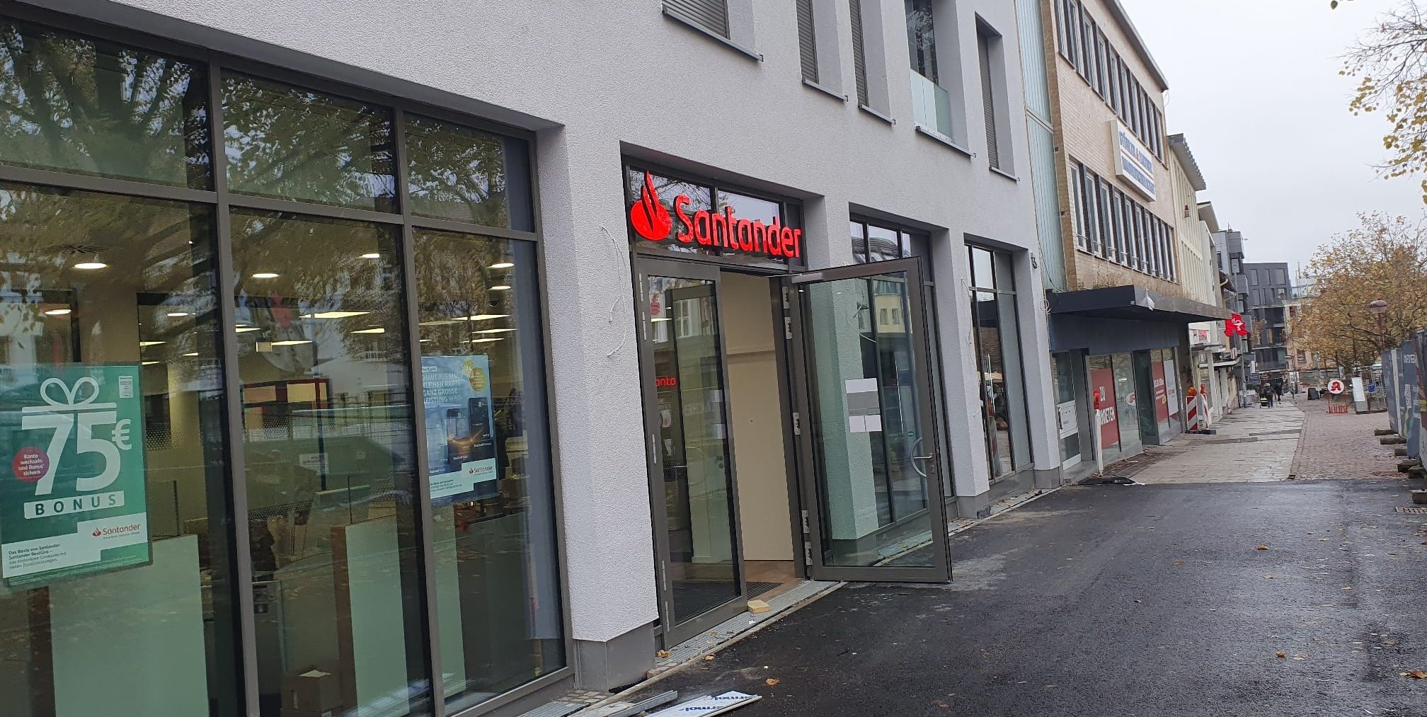 Die Bank ist theoretisch schon drin. Bald werden hier auch Geldgeschäfte gemacht.Bild: Wegner