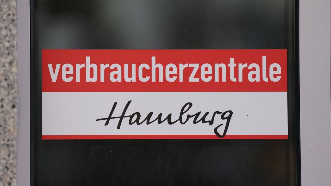Die Verbraucherschützer sehen Hinweise für eine versteckte Preiserhöhung bei Ritter Sport. (Archivbild)