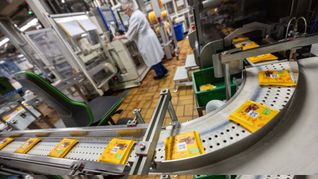 Ritter Sport hat seit kurzem leichtere Schokoladentafeln im Angebot. (Archivbild)