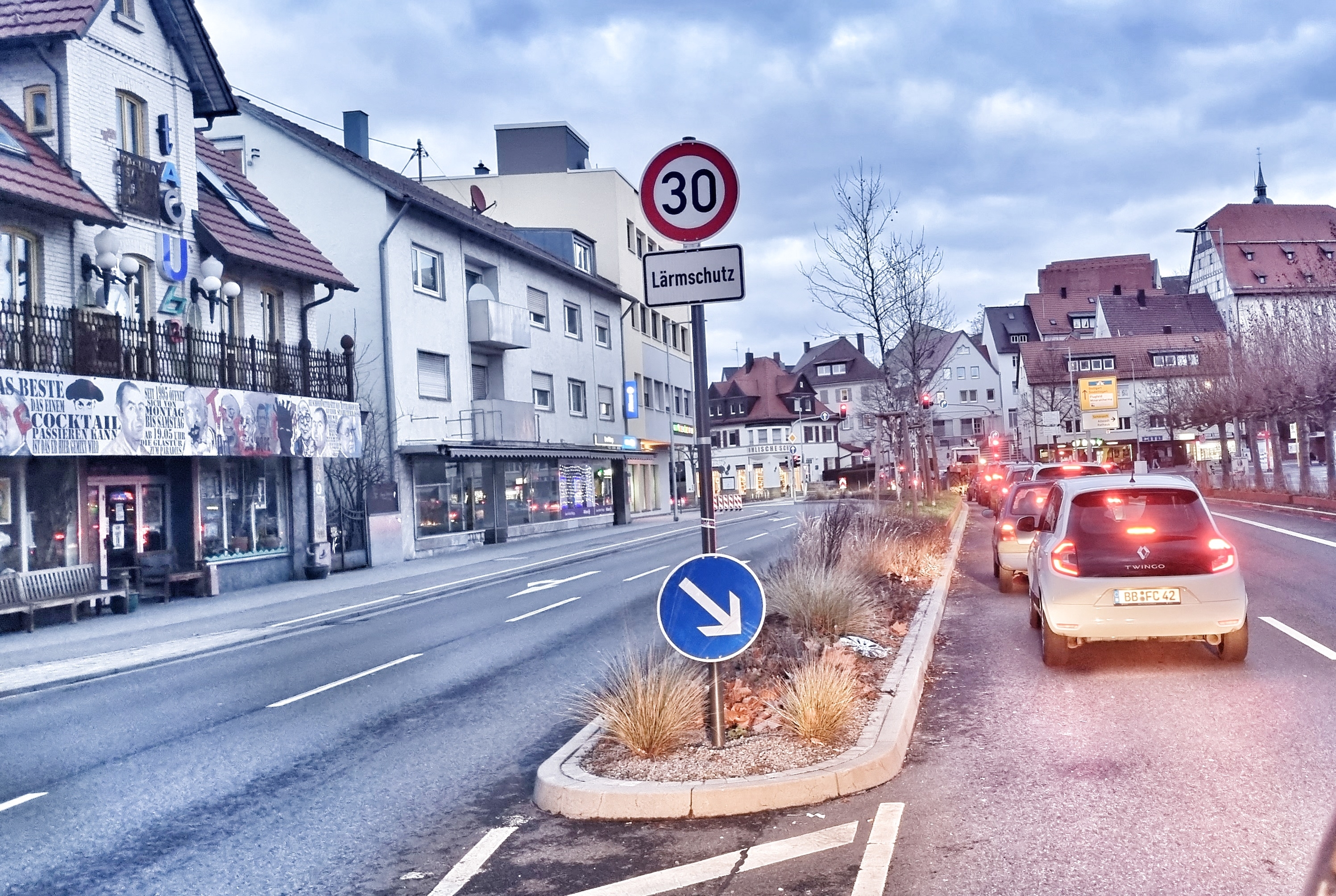 Die Tempo-30-Schilder in der Herrenberger Straße sind aktuell das Aufregerthema unter Böblinger Gemeinderäten. Jetzt gibt es einen interfraktionellen Antrag der CDU, Freien Wähler und FDP, mit der Forderung nach Entfernung der Beschilderung. Bild: Hamann