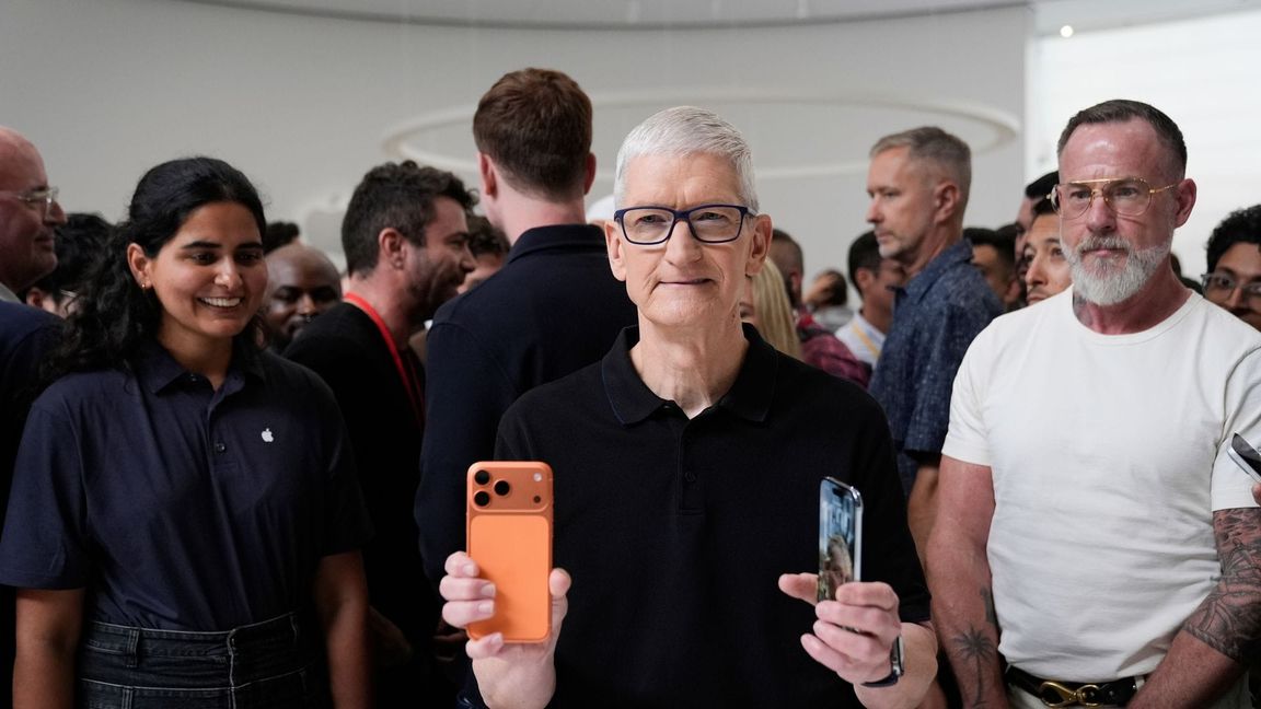 Unter Tim Cook als Konzernchef trieb das iPhone maßgeblich das Apple-Geschäft an. (Archivbild)