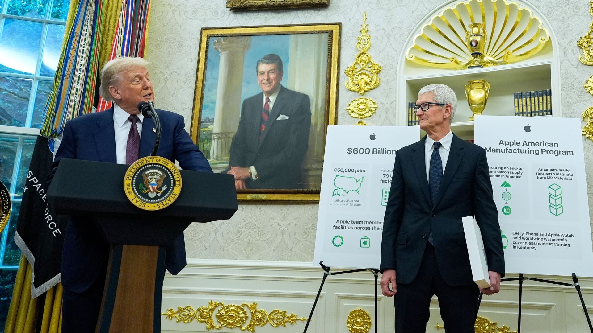 Zu den Aufgaben von Tim Cook als Apple-Chef gehörte es in den vergangenen Monaten, Kontakte zum Weißen Haus von US-Präsident Donald Trump zu pflegen. (Archivbild)