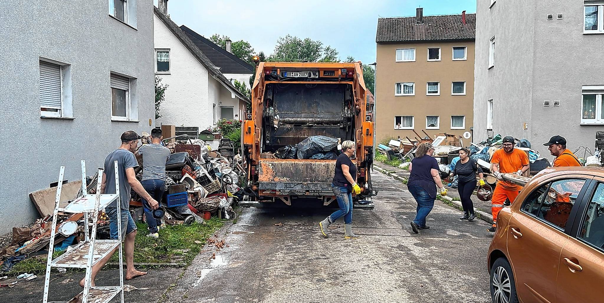 13 Mitarbeiter des Abfallwirtschaftsbetriebs Böblingen haben geholfen, zerstörten Hausrat und andere beschädigte Gegenstände zu entsorgen.
