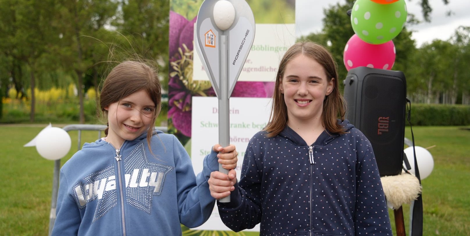 Alba (links) und Lena haben die Engelsfackel in Böblingen entgegengenommen.