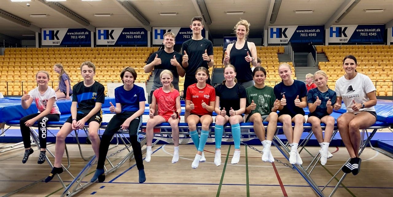 Die Sindelfinger Trampolinspringer mit ihren Trainern nach dem erfolgreichen Wettkampf in Odense. Bild: z