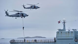Dänische Marineinfanteristen seilen sich vor Grönland aus einem Sikorsky SH-60 Seahawk-Hubschrauber auf das Deck einer dänischen Fregatte ab: Planungen seit 2020 .
