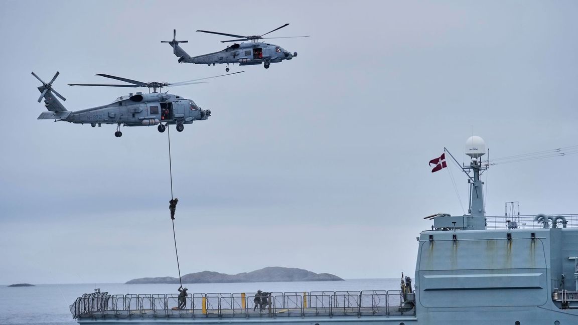 Dänische Marineinfanteristen seilen sich vor Grönland aus einem Sikorsky SH-60 Seahawk-Hubschrauber auf das Deck einer dänischen Fregatte ab: Planungen seit 2020 .