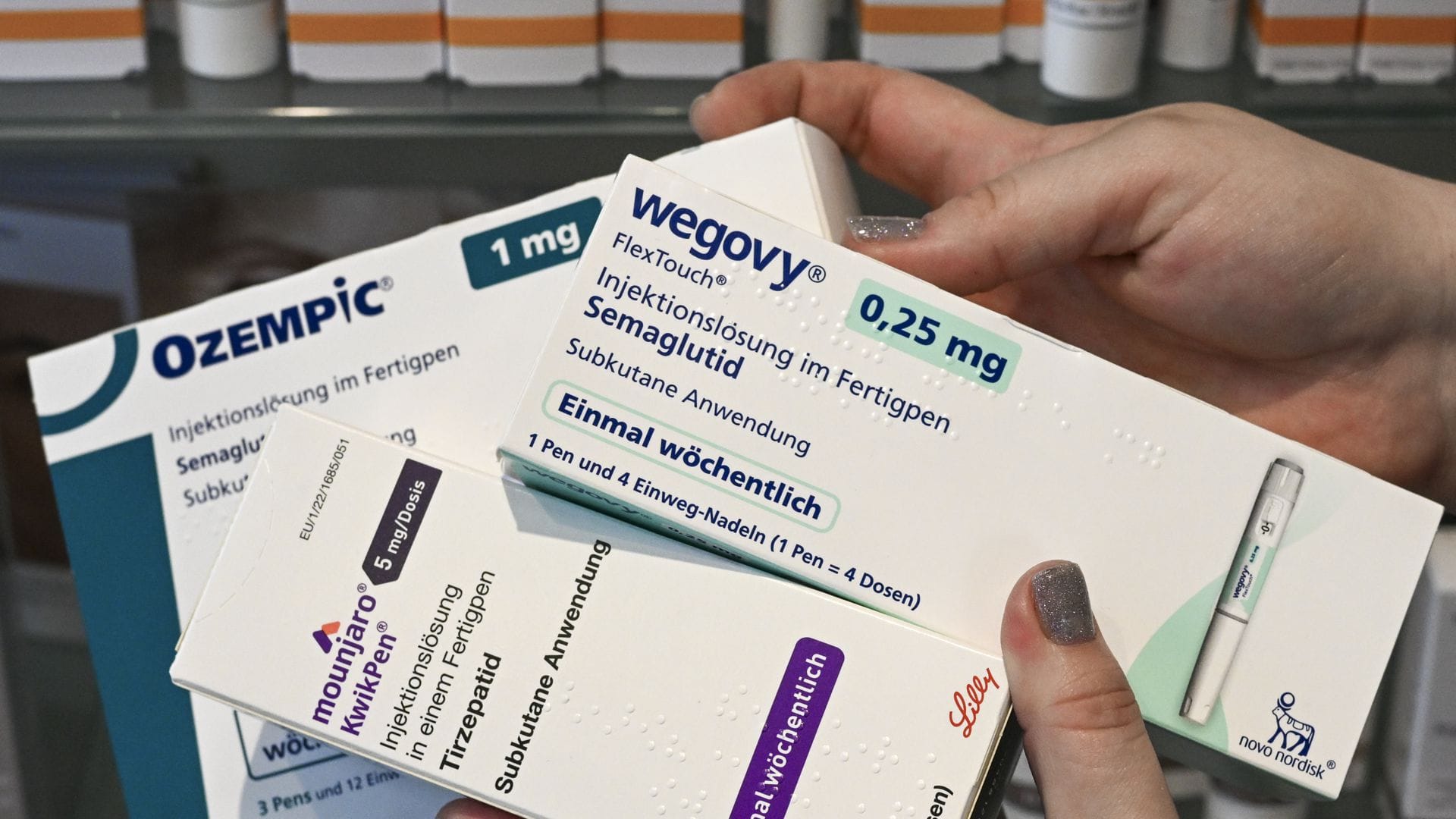 Ozempic, Wegovy, Mounjaro und andere Mittel gibt es ja nach Leibesumfang in verschiedenen Dosierungen – davon hängt auch der monatliche Preis ab.
