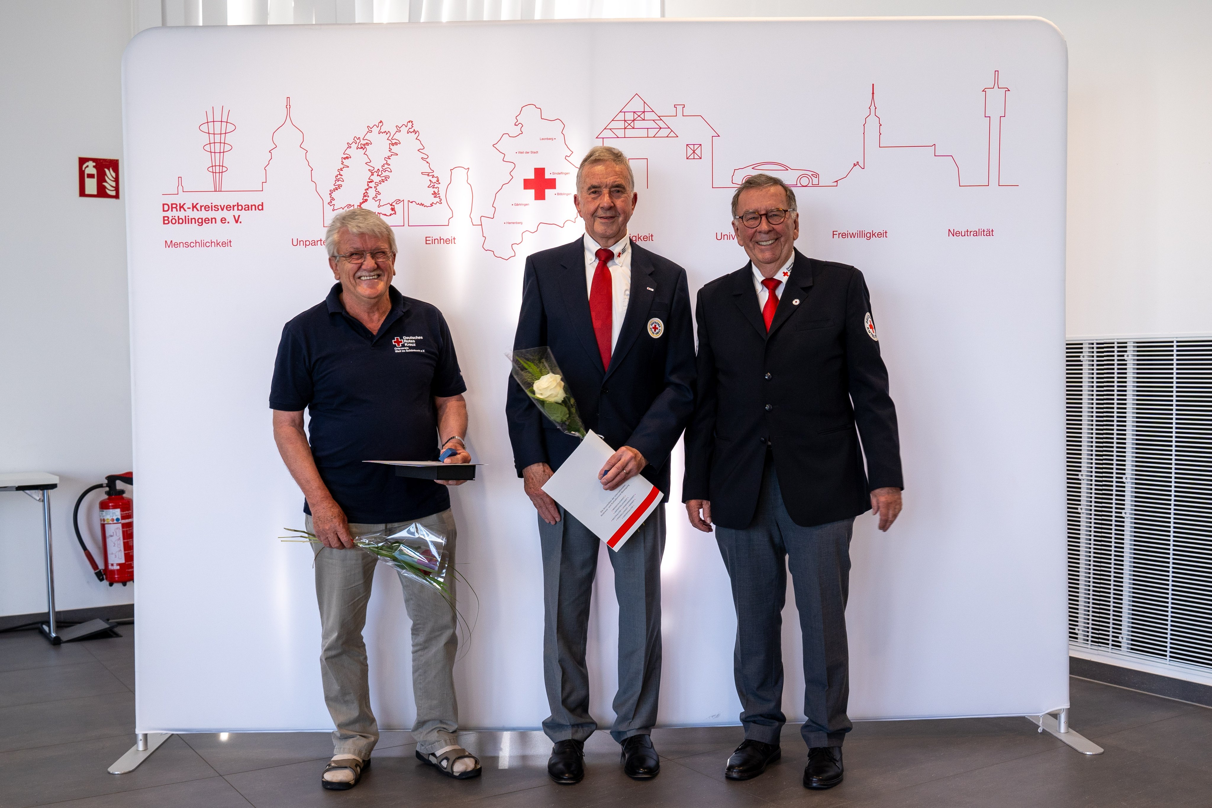 Mit der Ehrennadel in Gold des DRK-Kreisverbandes ausgezeichnet:  Willy Gorhan (Weil im Schönbuch), Wolfgang Flender (Aidlingen) und Präsident Michael Steindorfner.Bild: z